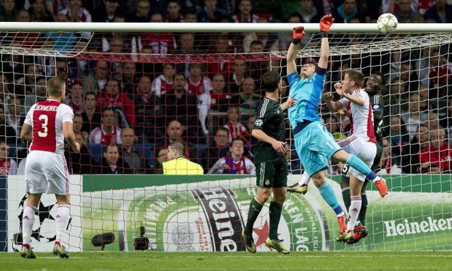 O goleiro Casillas trabalha em jogada aérea na área do Real Madrid |