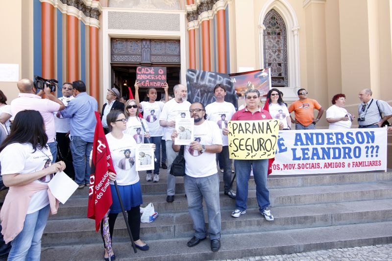 Participantes do protesto se reuniram em frente à Catedral Basílica de Curitiba | Antonio More/Agência de Notícias Gazeta do Povo