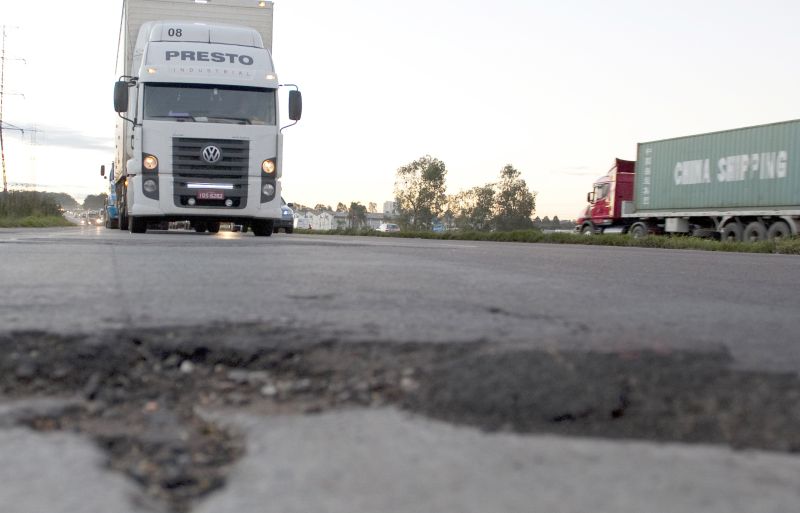 Buraco no Contorno Sul de Curitiba em foto tirada em julho: Paraná tem 2.941 quilômetros em estado inadequado de conservação | Marcelo Andrade/ Gazeta do Povo/ Arquivo