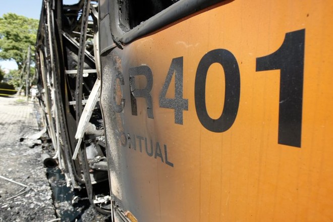 Detalhe mostra a destruição do ônibus |