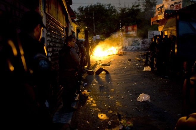 Barragem de fogo feita por traficantes para tentar impedir o avanço das forças de segurança na Favela do Jacarezinho, no Rio |