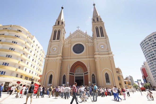 Amigos e familiares participaram do abraço feito à catedral nesta quinta-feira (18) |