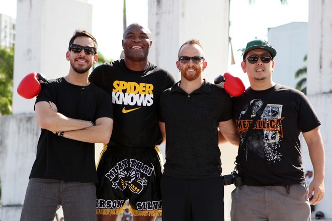 Spider posa junto aos músicos da banda de rock Linkin Park, que prestigiram os treinos abertos do UFC Rio 3 | 