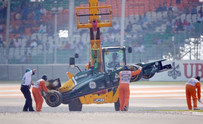 Heikki Kovalainen perdeu o controle do carro na saída da curva para na caixa de brita. | 
