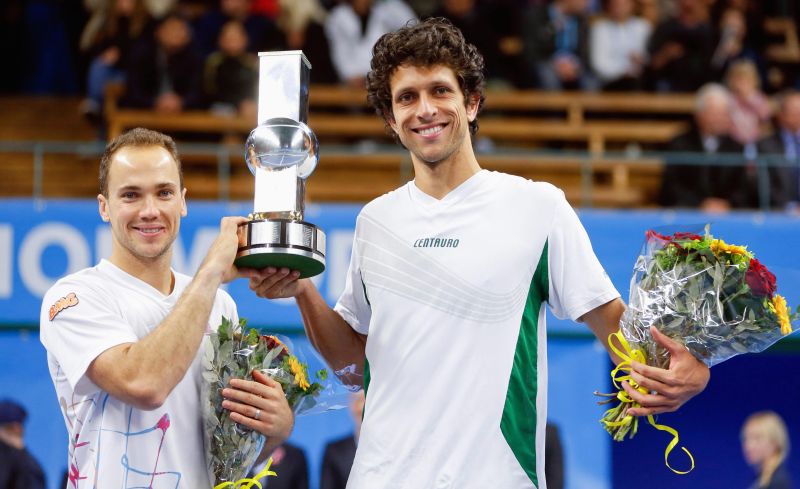 Marcelo Melo e Bruno Soares com a taça do Torneio de Estocolmo | Reuters
