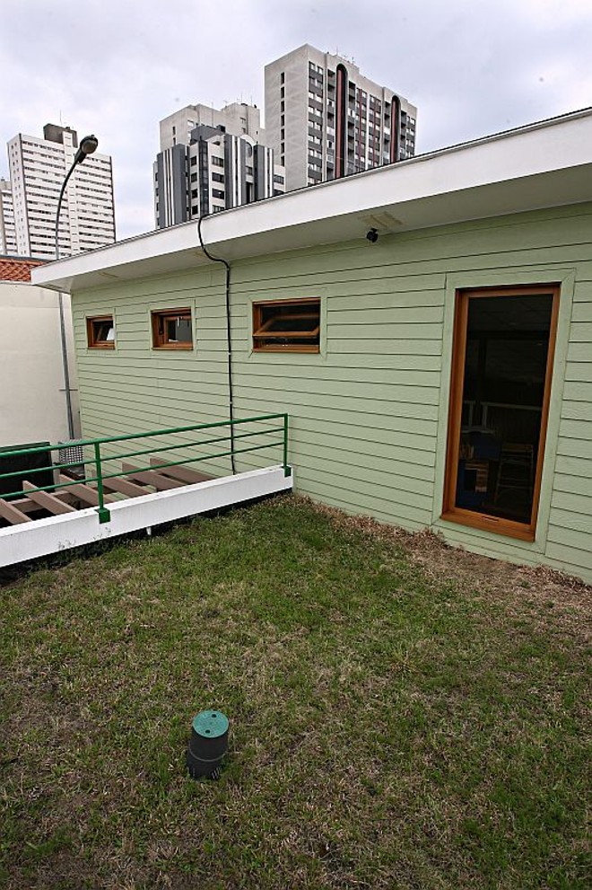 O telhado verde, repleto de grama, refresca o ambiente interno |