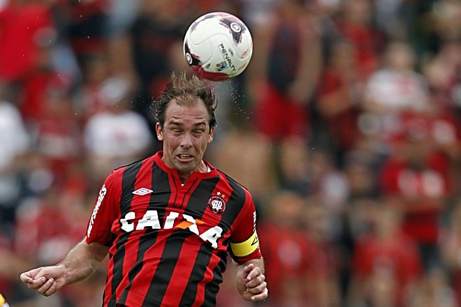 Paulo Baier cabeceia a bola na partida contra o Avaí | 