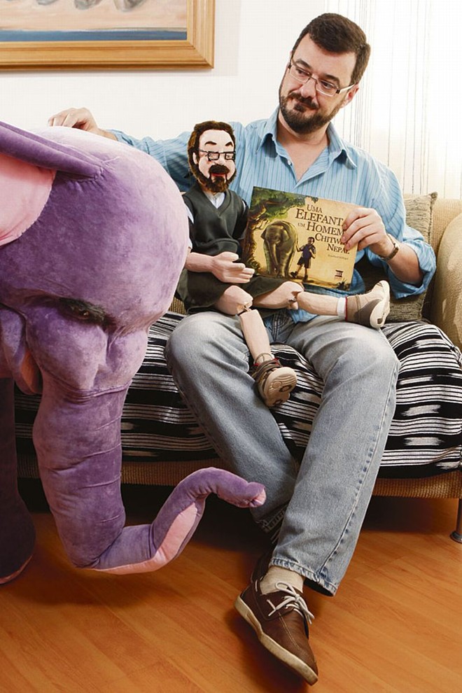 O professor Engelbert Schögel com os bonecos que remetem a ele e a elefanta Lumna: contação de histórias para divulgar o ato de voluntariar para crianças e jovens |