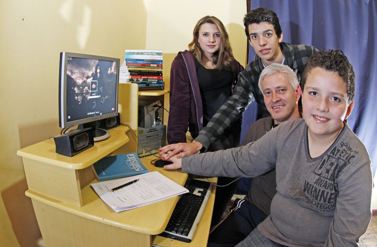Ilto Dall Maria disputa o tempo de computador com os filhos para terminar o curso de Tecnologia de Processos Gerenciais | Hugo Harada / Gazeta do Povo