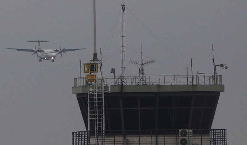 Torre de controle autoriza pouso no Aeroporto Afonso Pena: incidentes com pássaros, balões e laser ameaçam segurança dos voos | Jonathan Campos/ Gazeta do Povo