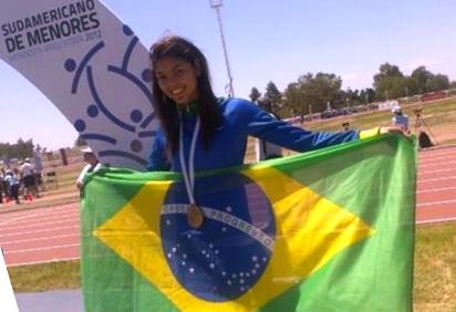 Ela é detentora do recorde brasileiro da categoria mirim, para atletas de 13 a 15 anos, com 1,78 metros | Divulgação / Associação de Atletismo de Maringá