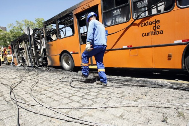 Copel teve que ser chamada para consertar a fiação elétrica danificada no incidente |