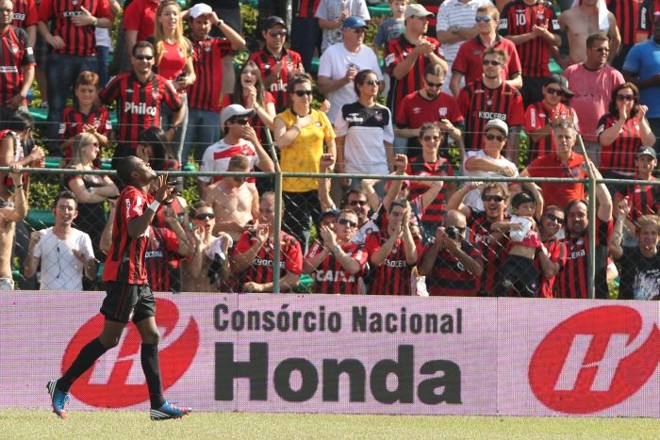 Marcelo festeja o gol da virada rubro-negra para 4 a 3 | 