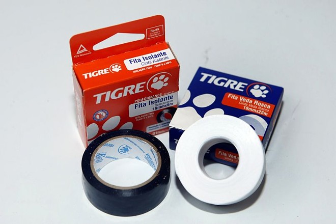 Fita isolante e fita veda rosca: a isolante previne curto-circuitos enquanto a veda rosca evita o vazamento de água. Usados na troca de chuveiros, torneiras, interruptores e tomadas. Fita isolante: R$ 1 a R$ 5 (5, 10 e 20 metros) /Fita veda rosca: R$ 2 a R$ 9 (10 e 50 metros) |