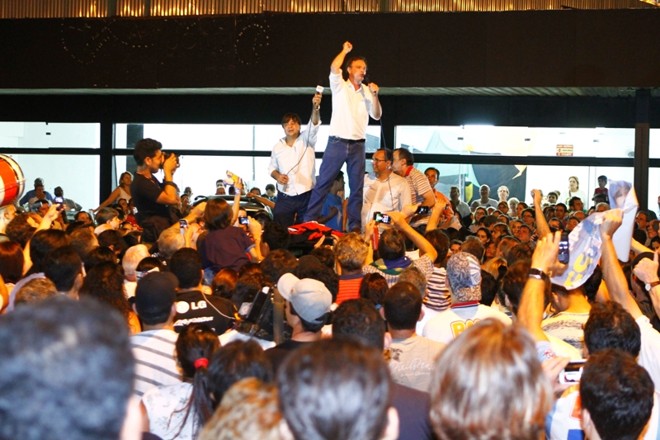 O prefeito eleito Alexandre Kireeff (PSD) comemora após o anúncio do resultado da eleição | 