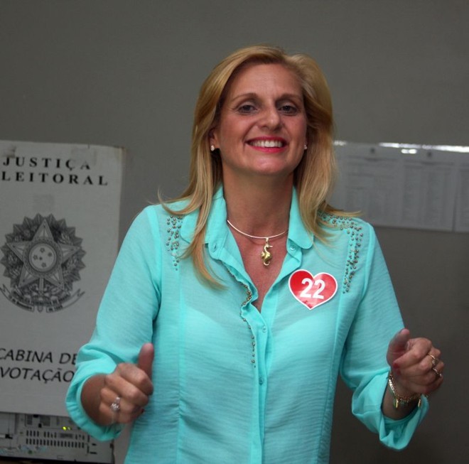 Regina Dubay (PR) votou no clube 10 de Outubro | 