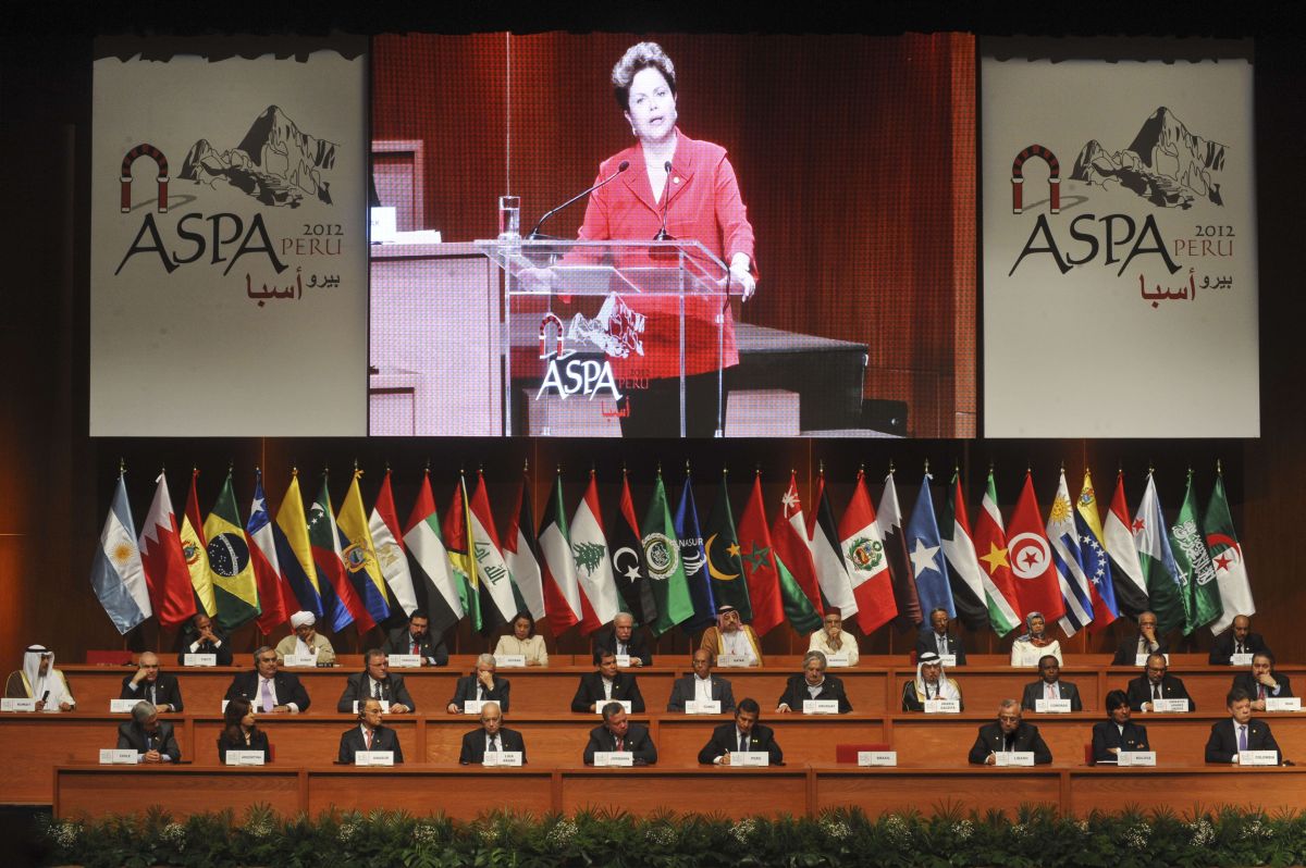 Dilma Rousseff, presidente do Brasil, voltou a criticar o protecionismo dos países desenvolvidos durante a abertura da Cúpula América do Sul-Países Árabes(Aspa), que acontece em Lima, no Peru | AFP PHOTO/ERNESTO BENAVIDES