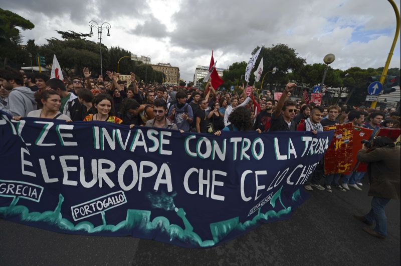 A marcha transcorreu em calma, entre fortes medidas de segurança para evitar incidentes como os que ocorreram no passado, quando os manifestantes entraram em confronto com a polícia | AFP PHOTO / FILIPPO MONTEFORTE