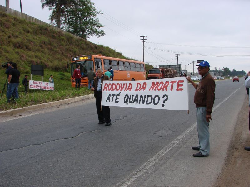 Manifestantes seguram faixa para pedir pela duplicação da rodovia João Leopoldo Jacomel | Divulgação/Fetiep
