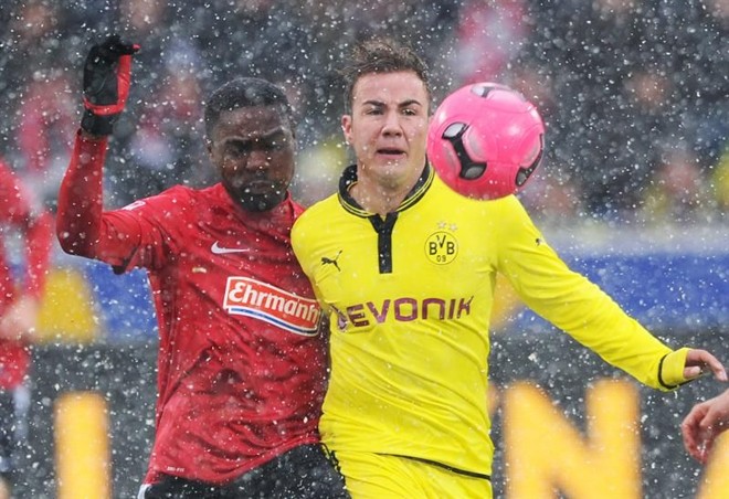 Mario Goetze, do Borussia Dortmund, disputa bola com Cedrick Makiadi, do Freiburg | 