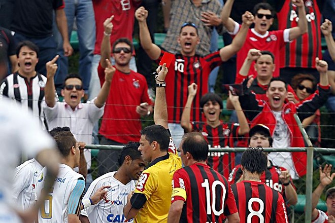 Jefferson Maranhão é expulso após cometer falta dura sobre Henrique | 