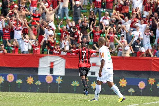 Marcelo comemora o segundo gol rubro-negro no Barigui | 