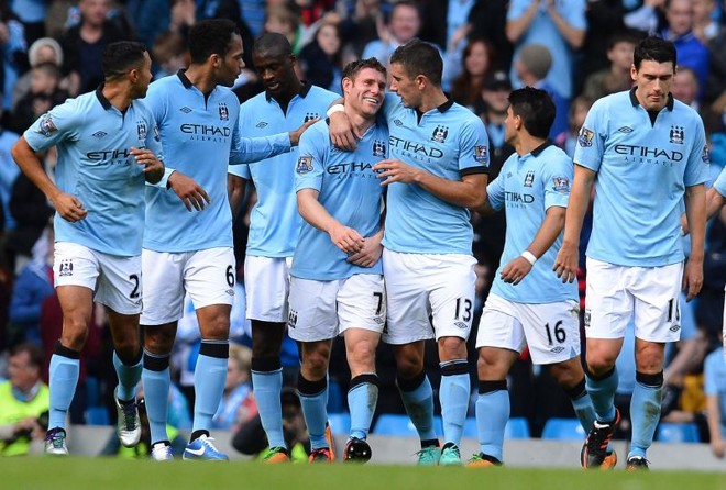Jogador do Manchester City, James Milner, comemora gol contra o Sunderland na partida deste sábado | AFP PHOTO/ANDREW YATES