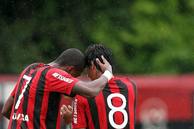 Marcelo comemora com Elias o gol rubro-negro diante do Guarani | 