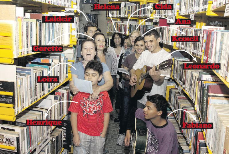 Loira declama poesia de Helena Kolody em sarau no Farol do Saber da Vila Nossa Senhora da Luz: Tinha esquecido como era | Walter Alves/Gazeta do Povo