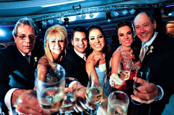 Mariana Beatriz Turmina e Fábio Martinelli brindam seu casamento com os pais, o casal de joalheiros Maria das Neves e Camilo Turmina (à dir.) e Mara e Luiz Roberto Martinelli. A cerimônia foi na Igreja Santa Teresinha e a recepção no Clube Curitibano, no último dia 6 |