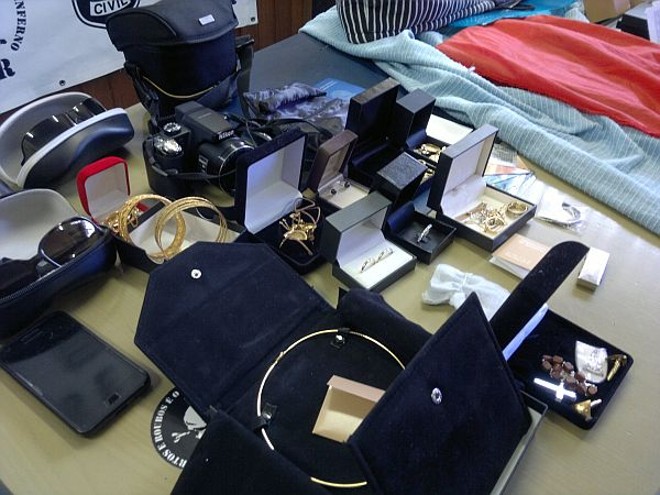 Assaltantes sabiam onde estava o cofre, joias e a arma da vítima |