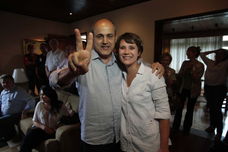 Gustavo Fruet e a mulher, Márcia Oleskovicz, comemoram na casa da mãe dele, dona Ivete Fruet, assim que o TRE anunciou sua vitória | Jader da Rocha