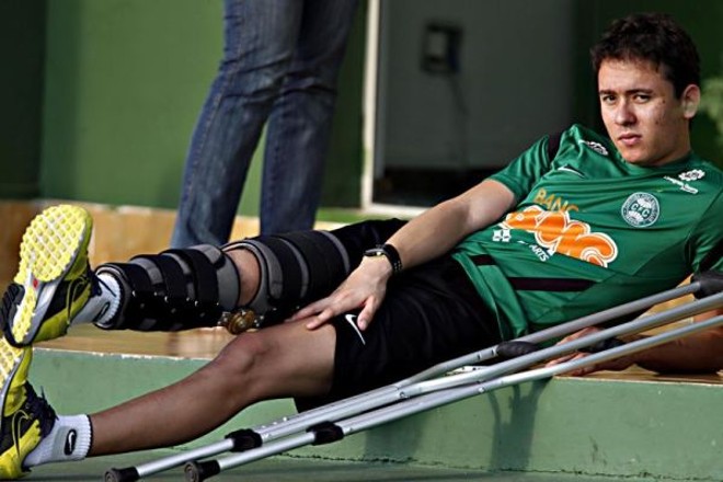 Recuperando-se da mais recente lesão no joelho, o atacante Keirrison acompanhou parte do treino de ontem no CT da Graciosa | 
