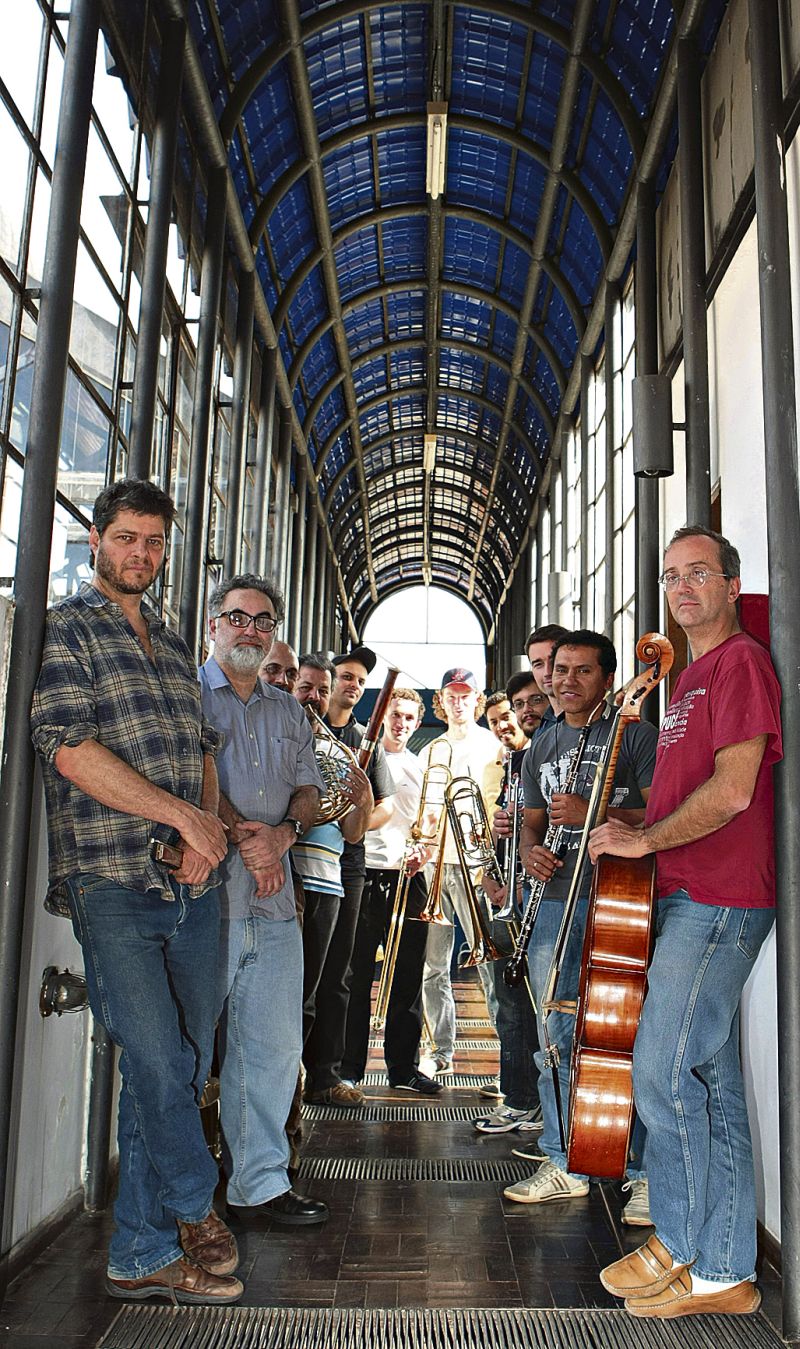 O Jazz Meeting Ensemble, formado por 13 músicos mais o gaitista convidado William Galison | Ivonaldo Alexandre / Gazeta do Povo