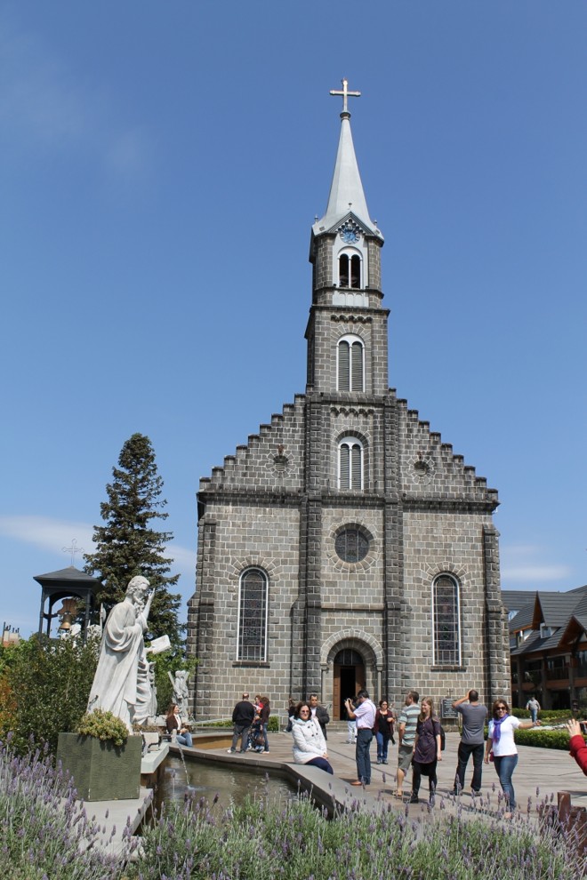 Igreja do padroeiro, São Pedro: pedras substituíram a capela de madeira em 1943 |