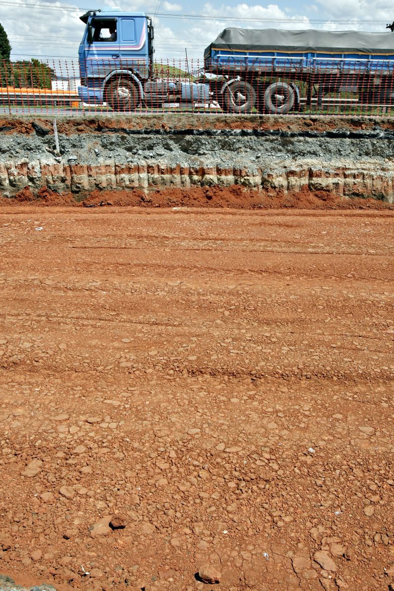 Caminhão passa por trecho em obras da BR-277: adaptações podem ajudar a reduzir filas | Henry Milleo/Gazeta do Povo