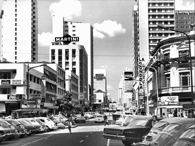 A Avenida e a Rua XV em 1972, pouco antes de acabar o tráfego dos automóveis |