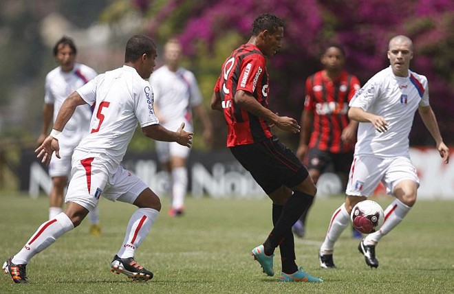 Marcão tenta jogada na vitória do Atlético sobre o Guaratinguetá | 