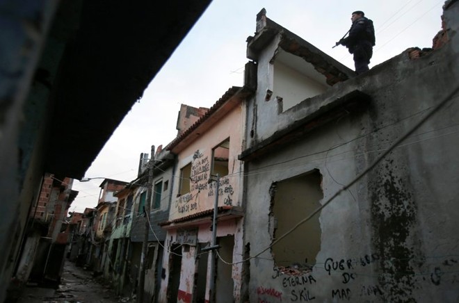Policial no Complexo de Manguinhos |