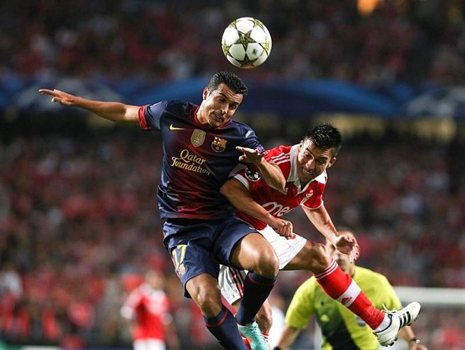 Pedro, do Barcelona, disputa a bola com Gaitán, do Benfica | 