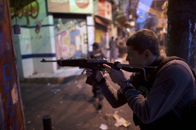 Policial durante a ocupação da Favela do Jacarezinho |