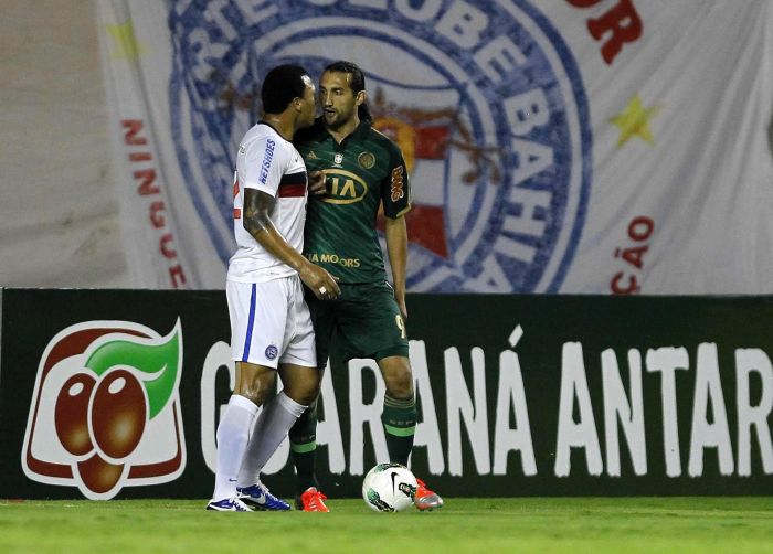 Titi, do Bahia, e Barcos, do Palmeiras, discutem proximamente em Salvador | Eduardo Martins / A Tarde / Folhapress