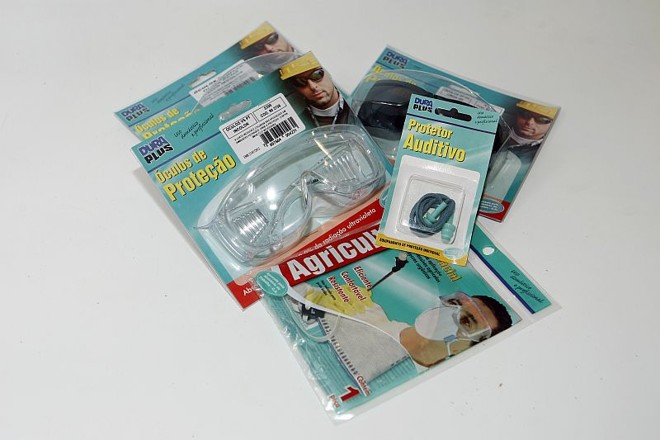 Óculos de proteção, protetor auditivo e máscara de proteção: desde a pintura à troca de chuveiro, o trio visa proteger durante a reforma. Óculos de proteção: R$ 10 a R$ 20 / protetor auditivo: R$ 4 a R$ 25 / máscara de proteção: R$ 4 a R$ 10 |