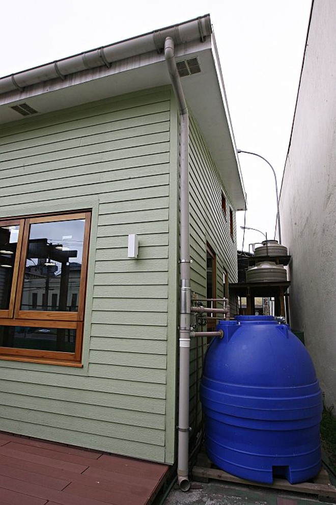 O sistema de captação de água da chuva abastece os banheiros e garante a irrigação das áreas verdes |