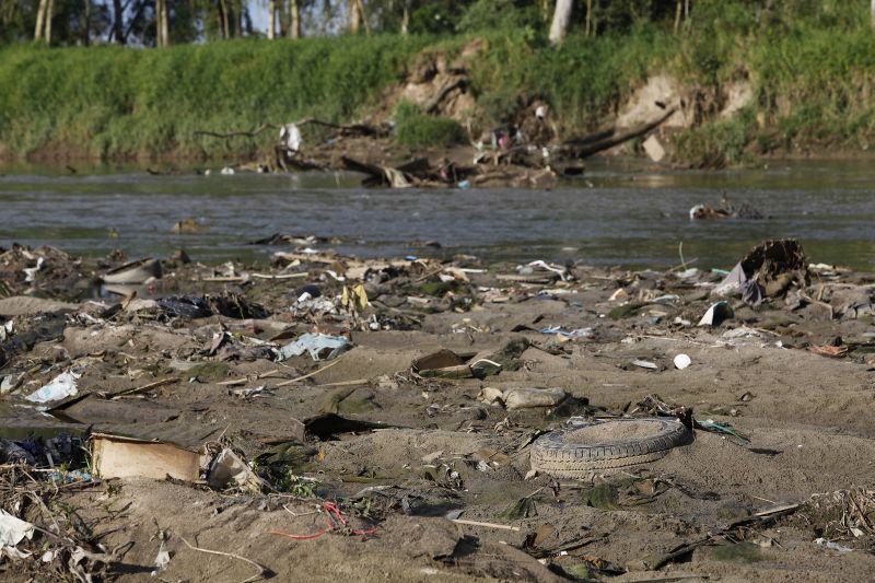 Encontro do Rio Belém com o Rio Iguaçu, entre Curitiba e Araucária: poluição revelada pelo projeto Águas do Amanhã | Jonathan Campos/Gazeta do Povo
