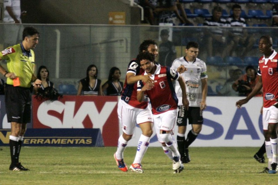 Paraná quebra jejum como visitante e derrota o Ceará Arthur comemora o gol paranista diante do Ceará | LC Moreira / Futura Press