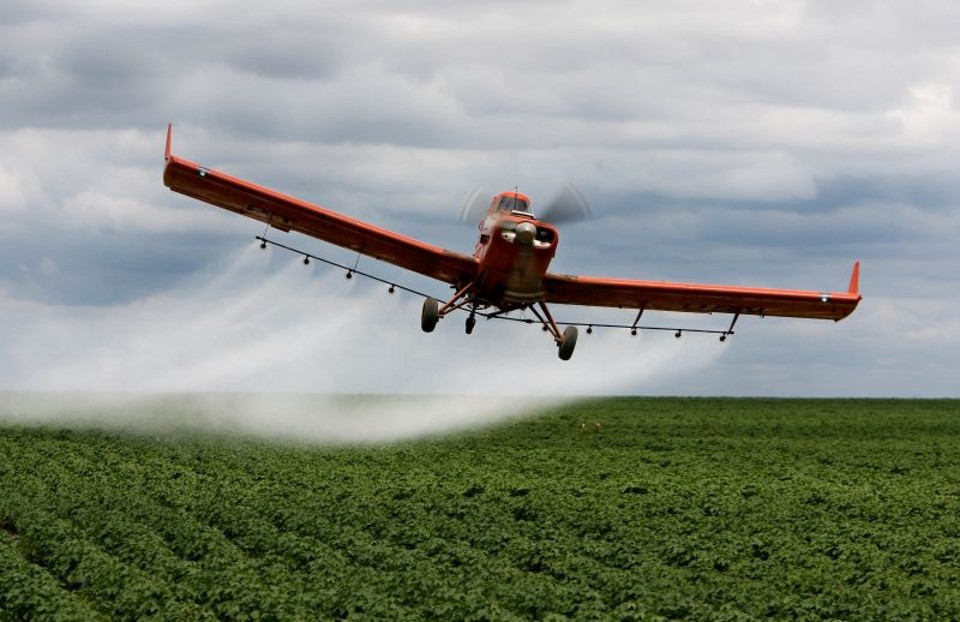 Tese defendida em 2009 mostrou que somente 1% do produto pulverizado por avião é absorvido pela lavoura. O restante se dissipa pelo ar, água e solo | Albari Rosa/ Gazeta do Povo