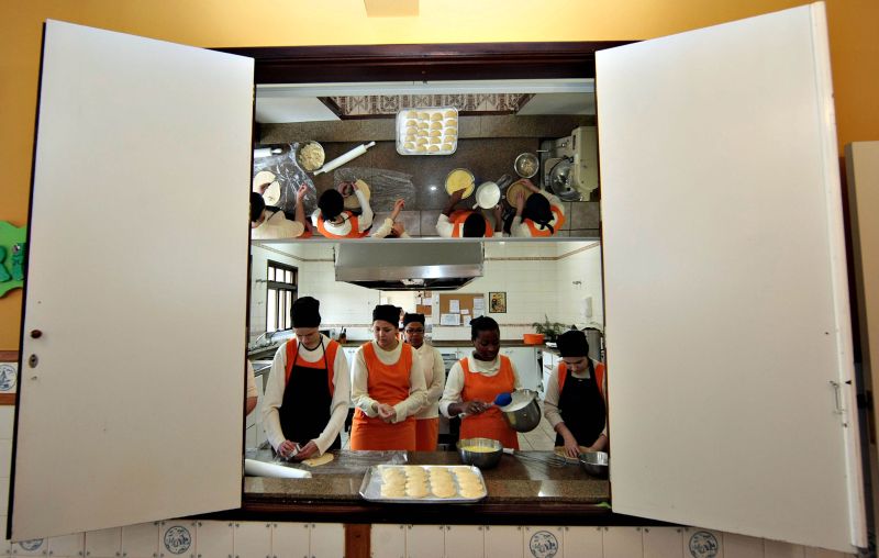 As alunas de Hotelaria do Centro de Educação Os Pinhais têm despesas com acomodação, uniforme e alimentação custeadas durante o curso | Ivonaldo Alexandre/Gazeta do Povo