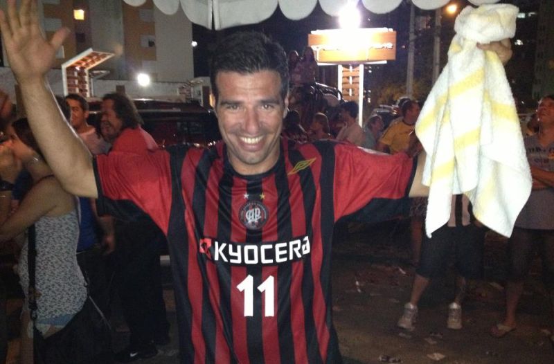 Paulo Rink com a camisa do Atlético na comemoração pela conquista do mandato de vereador | Reprodução