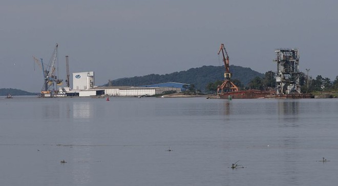 O Terminal Portuário Ponta do Félix (ao fundo) movimentou 1,2 milhão de toneladas em 2011. Plano de zoneamento de Antonina prevê a movimentação de 3,3 milhões de toneladas em 2030 | Jonathan Campos/ Gazeta do Povo